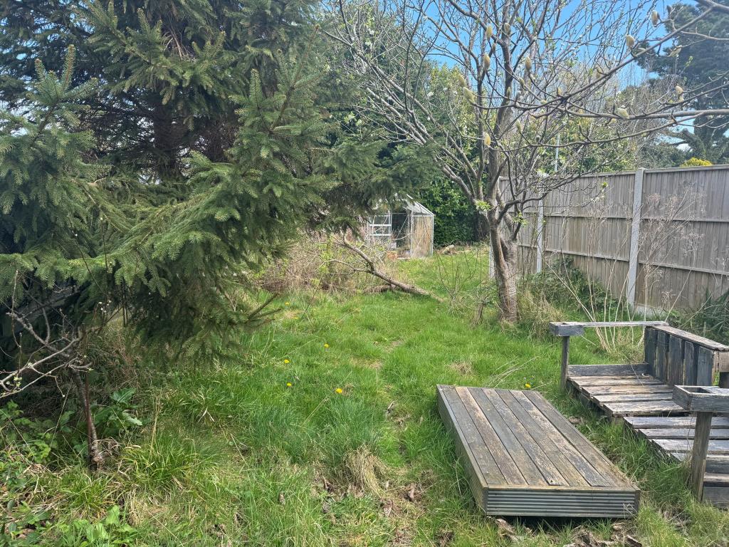Lot: 129 - TWO-BEDROOM FLAT WITH GARAGE AND GARDEN - The Garden at the Rear